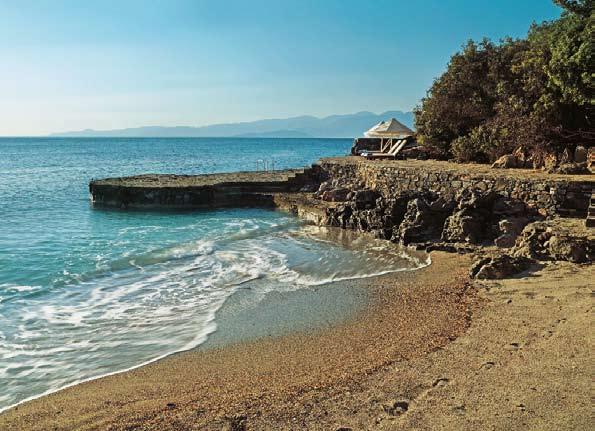Λέγεται πως Άραβες πειρατές που βγήκαν στην παραλία πέταξαν τα κουκούτσια από τους χουρμάδες που έτρωγαν και από αυτούς φύτρωσαν 5.000 φοινικόδεντρα.