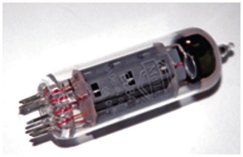 (vacuum tubes), για να εκτελέσει λογικές και μαθηματικές πράξεις.