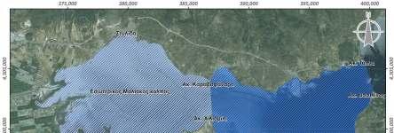 και πλάτους (Ψωμιάδης, 2010; Εικόνα 12). Το εσώτερο τμήμα του κόλπου, κοντά στο στόμιο του ποταμού, είναι το πιο ρηχό. Ο Σπερχειός συναντά την θάλασσα στο νοτιοδυτικό άκρο του κόλπου.