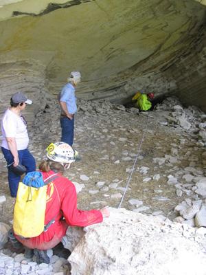 Το σπήλαιο Νεροτρουβιά είναι παλαιά υπερχείλιση της ομώνυμης πηγής με συνολικό βάθος 30μ. περίπου. Είχε χρησιμοποιηθεί ως κρησφύγετο σε καιρούς πολέμου, αντάρτικο κ.τ.λ. Βρέθηκε και ένας όλμος παλαιού τύπου.