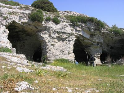 Σάββατο 30/4 Το πρωί έγινε μία γρήγορη επίσκεψη στη μονή Παναγιάς της Σπηλιανής και στο ομώνυμο σπήλαιο-όρυγμα, που βρίσκεται σε υψόμετρο 109μ.