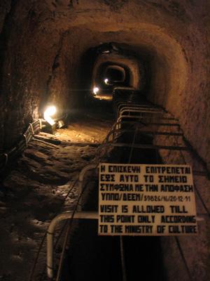 Σπηλιανή για να βρούμε το σπήλαιο-όρυγμα Βρυσούλια. Βρίσκεται 100μ.