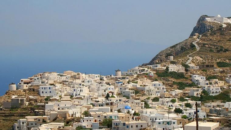 13) Παστέλι Συνταγή από Σίκινος για 500 μερίδες 5 κιλά μέλι 2 ½ κιλά σησάμι 1 κιλό αμύγδαλα ξεφλουδισμένα, ανοιγμένα στη μέση 1 κιλό πορτοκάλια, ψιλοκομμένα αλεύρι Βάζουμε την κατσαρόλα στη φωτιά και