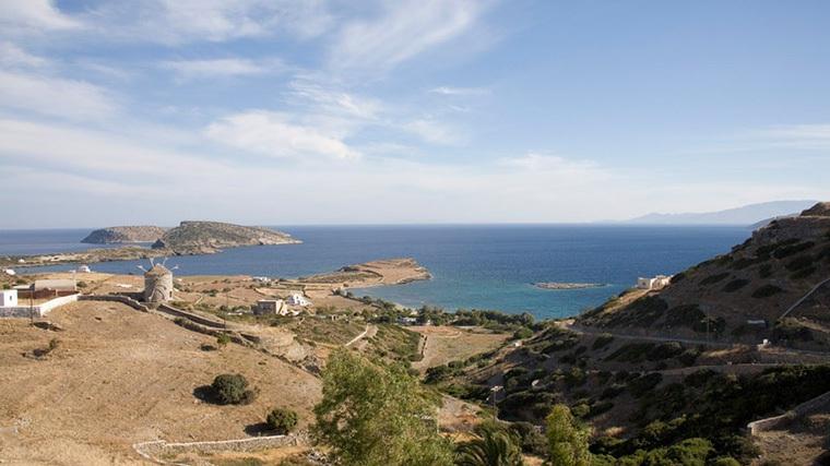 16) Σβίγγοι Συνταγή από Σχοινούσα 2 φλυτζάνια νερό 2 φλυτζάνια αλεύρι 1/2 φλυτζάνι βούτυρο 1 ξύλο κανέλας λίγα ολόκληρα γαρύφαλλα αλάτι φλούδα από ένα λεμόνι ή πορτοκάλι 1/2 κ.γλ.