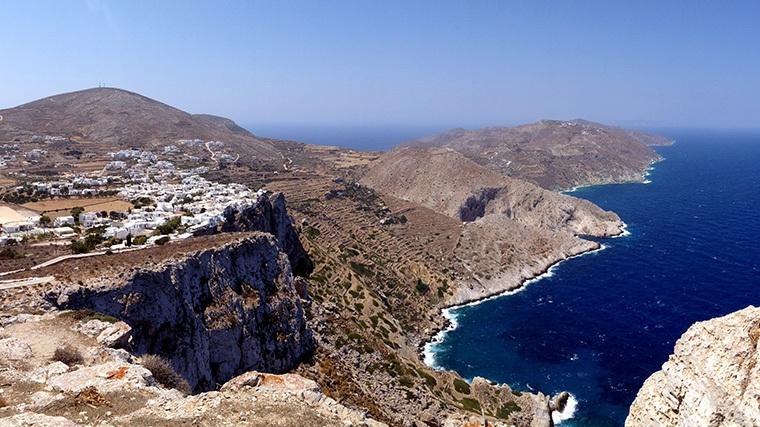 17) Μουστοκούλουρα Συνταγή από Φολέγανδρος 500 ml μούστος 500 ml ελαιόλαδο 250 γρμ ζάχαρη 2 κ.γλ. baking powder 1 κ.γλ. σόδα 1,5 κ.γλ. κανέλα 1,5 κ.γλ. γαρύφαλο 1/2 φλυτζάνι κονιάκ 1,5 κ.