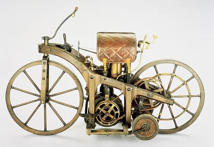 Το 1886 οι Γκότλιμπ Ντάιμλερ (Gottlieb Daimler) και Βίλχελμ Μάιμπαχ (Wilhelm Maybach) στην Στουτγκάρδη κατέθεσαν αίτηση για δίπλωμα ευρεσιτεχνίας για την μοτοσυκλέτα,