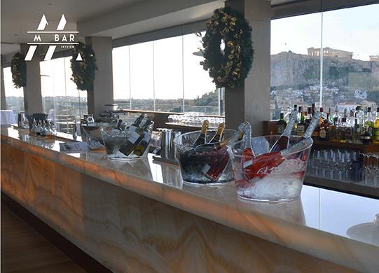 Στον ίδιο όροφο το Μ Bar είναι ιδανικό σημείο με μοναδική θέα στην