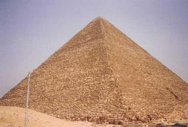 Seveda pa kot ni smel biti premajhen, po eni strani zaradi videza, strma piramida deluje mogoc no, po drugi strani pa zaradi kolic ine materiala, ki bi ga potrebovali za gradnjo.