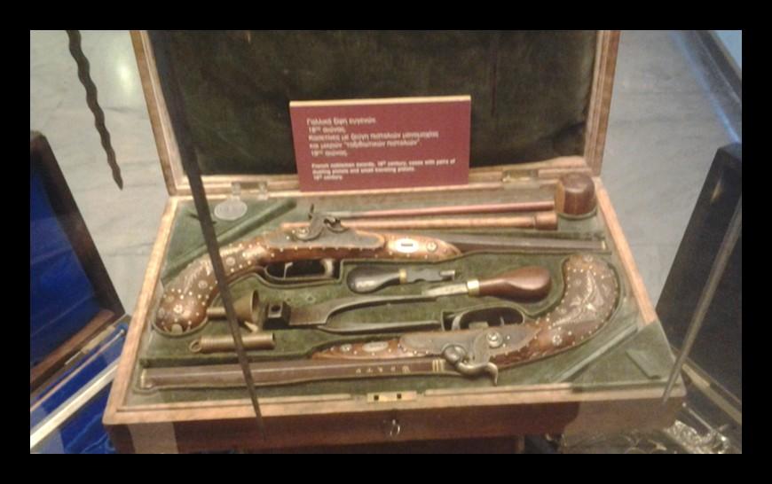 Σο μουςείο φιλοξενεί μόνιμα ςυλλογή όπλων, η οποία ήταν δωρεά του αξιωματικοφ του πυροβολικοφ Πζτρου αρόγλου.