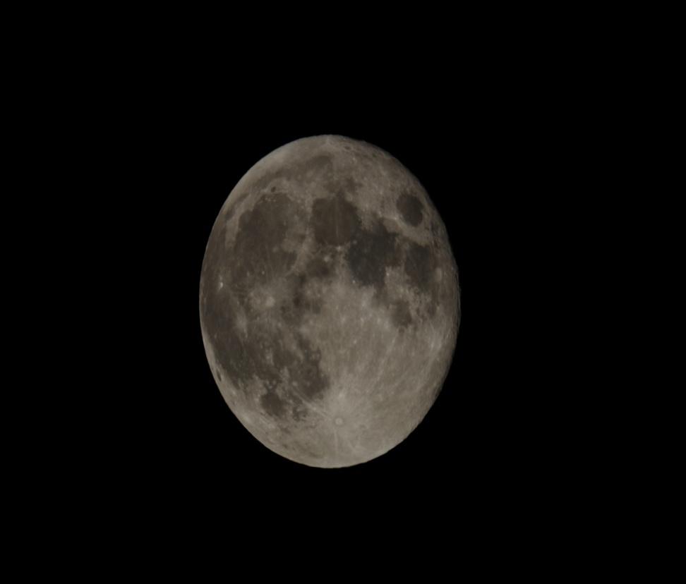 Σελήνη Φυσικός δορυφόρος της γης. 5 ος µεγαλύτερος δορυφόρος του ηλιακού µας συστήµατος Πήρε το όνοµα του από την θεά Σελήνη Στη δηµοτική: φεγγάρι.