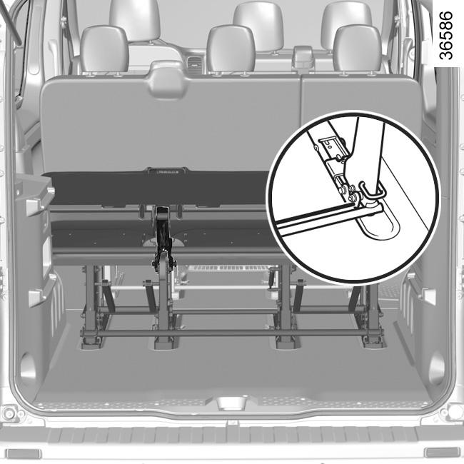 ΠΙΣΩ ΚΑΘΙΣΜΑΤΑ: λειτουργικότητες (2/4) 1 6 B 7 C C 8 Κάθισμα 1 Είναι αναδιπλούμενο και ανατρεπόμενο. Για να το αναδιπλώσετε Τραβήξτε τον ιμάντα απασφάλισης της πλάτης 6.