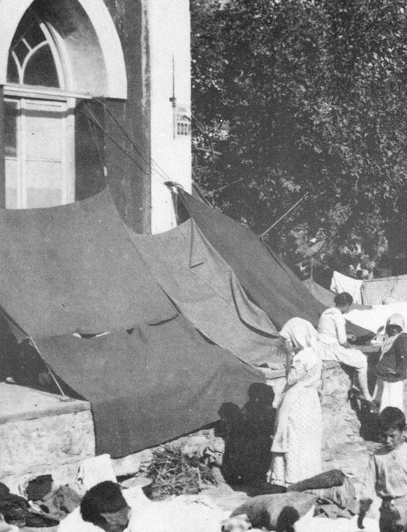 Θα έφευγε στις 23 Αυγούστου τη 1 το μεσημέρι. Φτάνουμε στο λιμεναρχείο -στο κουμέρκι, καθώς το λέγαμε- κατά τις 11. Πάμε να μπούμε μα ένας υποκελευστής μας σταματά. Του δείχνω την άδεια.
