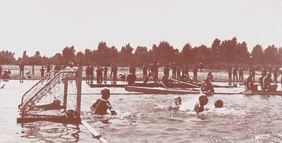 Utakmica izmeappleu HA K-a i SK Marathona u rukavcu Save na lijevoj obali Save 1932. godine Vaterpolska utakmica u uvali Baluni 1921. godine ciji, a 23. rujna 1920.