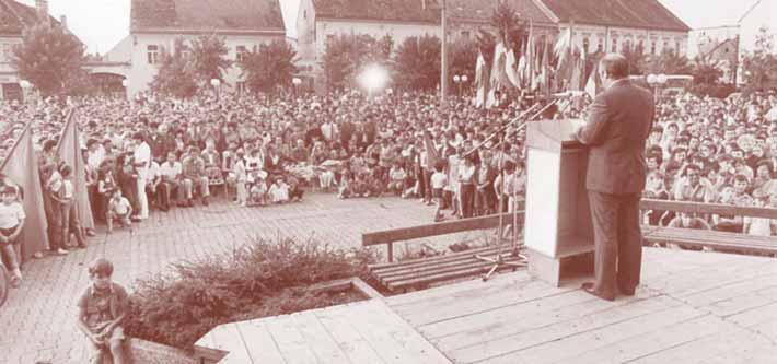 Vlado Lisjak DoËek Vlade Lisjaka u Petrinji nakon OI 1984. boappleenja grada klub je djelovao u Sisku pod nazivom HK Sisak - GavriloviÊ. Meappleutim, i u takvim uvjetima Ëlanovi kluba su uspjeπni.
