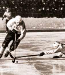 MALO POZNATI PORTOVI Zimski nogomet Bandy se igra na smrznutom terenu, a igraëi se palicama bore za kontrolu nad loptom ili malim oblim predmetom. Organizirani bandy potjeëe iz Engleske s kraja XIX.