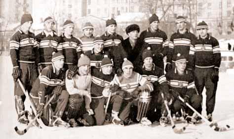 90-110 m 45-65 m 17 m 12 m 5 m 5 m Gol 3,5 m x 2,1 m 17 m 1-3 m 16 m bandy zbog odræavanja kondicije, ali i zbog bandyja samog. Zato se bandy ponekad naziva i "zimski nogomet". Nakon I.