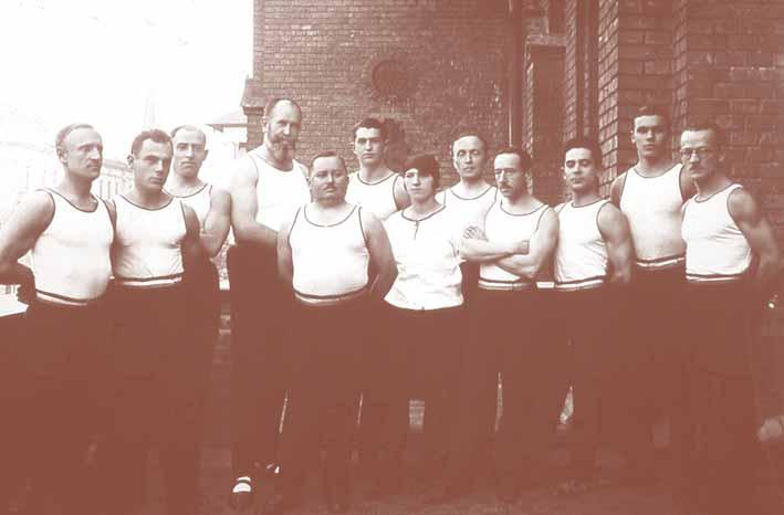 Izvrπni odbor Hrvatskog sokola na balkonu Sokolane prije raspuπtanja 1929.