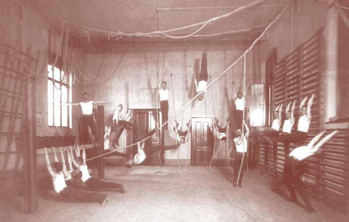 Polaznici TeËaja za uëitelje gimnastike u dvorani u πkoli u Vrπavskoj ulici u Zagrebu 1894. godine glaπavanja stavova i organiziranja radi zajedniëkog nastupanja.