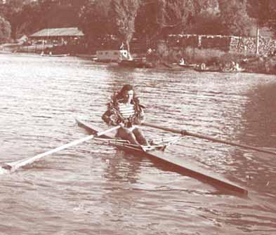 Jedino na taj naëin nikad neêemo zaboraviti zasluge djece i odraslih, majki i oëeva koji su, s lopatom i pijucima, imali najbolju namjeru da - gradeêi prvi Mornarov bazen u Poljudu, veslaëke poligone