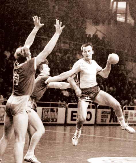OLIMPIJSKE LEGENDE Piπe Zvonimir VukeliÊ ZDRAVK Rukomet je danas viπe od πporta Fenomenalna organizacija rukometa u Hrvatskoj potekla je od Stenzela i Snoja, a zahvaljujuêi Gopcu zadræana je visoka