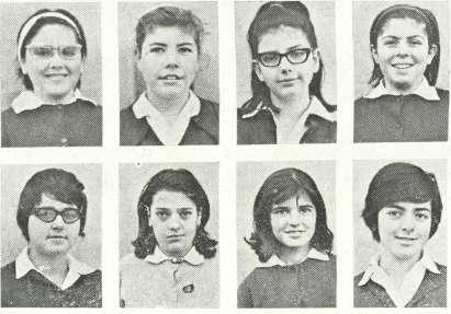 "O πελώριος πίνακας πού έχουμε στήν τάξη μας είναι πάντα γεμάτος άπό καλαμπούρια τών μαθητών.