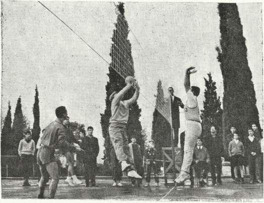 Στήν επανάληψη οί Αθηναίοι, άφού έκμεταλλεύθηκαν στιγμιαίες άδράνειες ωρισμένων παικτών μας, πέτυχαν τέσσερα τέρματα έναντι μηδενός, σκορ πού άναμφισβήτητα μάςάδικει.