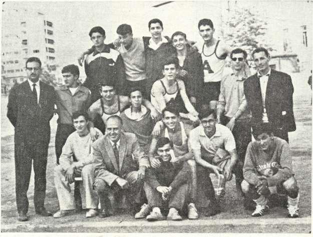 Θ 57 β 3ον Α. Γ. Σχολή 43 β 4ον TI-HI 19 β Ή αρχηγός μας Παρασίδου άνταλλάσει ανθοδέσμες μέ τήν αρχηγό τής όμάδος τοΰ Σχινά.
