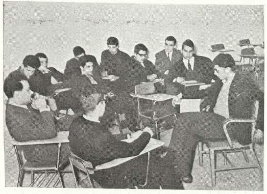 Ή Χορωδία άτοτελειται άπό 50 άγόρια και κορίτσια τής δ' έ'ως και τής Στ τάξης.