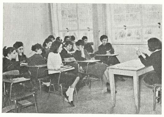 όποιο συντελεί άναμφισβήτητα στή δημιουργία μιας χαρούμενης και γεμάτης άπό νειάτα και ζωή Χορο)δίας. Ή ψυχή τής Χορωδίας είναι ό διευθυντής της, ό άγαπητός μας καθηγητής κ. Α Παπ πας.