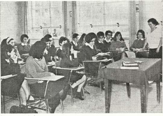 συγραφεΐς και συ* ζητώντας γιά τά έργα τους.