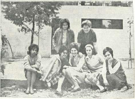 ακατάστατα επάνω στό γραφείο του, ή βιβλιοθήκη μέ τά βιβλία πού πλούτισαν τό πνεΰμα του, τά ράφια μέ τά βιβλία πού γέννησε τό πνεΰμα του, όλα αυτά ζωντανεύουν τον