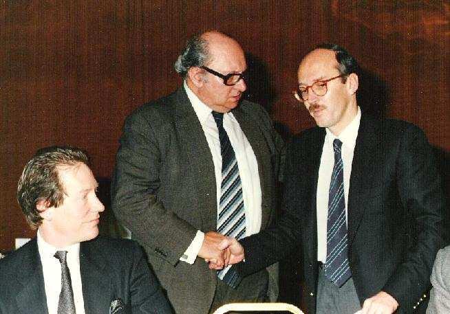 stand στη reception του Συνεδρίου υνατότητα οργάνωσης εταιρικής οµιλίας παρουσίασης διάρκειας έως και µίας ώρας Email campaign (banner & text link) έως και 6 µήνες µετά το τέλος του Συνεδρίου στην