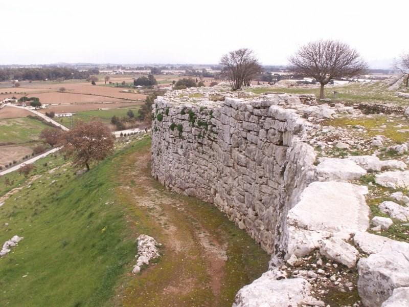 Ονομάζεται τείχος Δυμαίων γιατί βρισκόταν στην Δυμαία χώρα και κάστρο