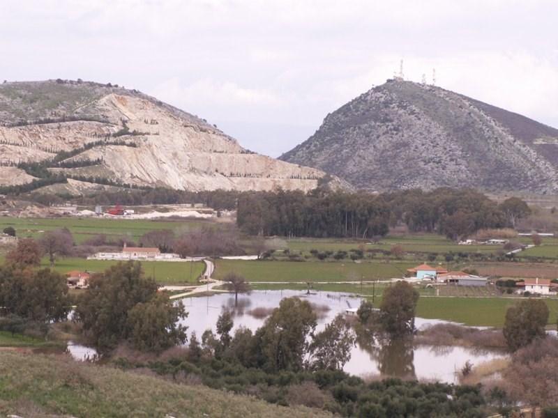 Λατομική δραστηριότητα. Η μοναδική λατομική ζώνη του νομού Αχαΐας, βρίσκεται εντός της προστατευόμενης περιοχής.