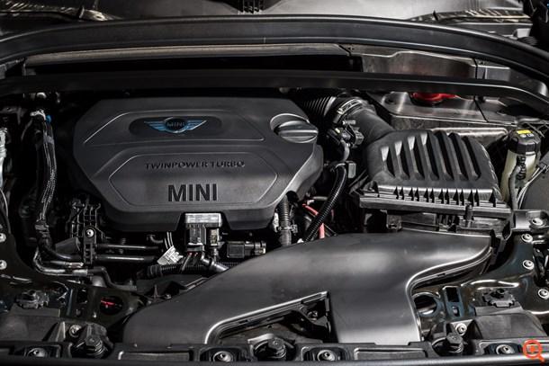 Στη δική μας περίπτωση ήταν η έκδοση MINI Cooper SD Countryman. Αυτό σημαίνει ένας τέλειος δίλιτρος κινητήρας πετρελαίου με άριστη απόδοση αλλά και ένα πολύ καλό σε λειτουργία κιβώτιο.