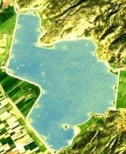 Στα σημεία με μικρότερο βάθος ο Landsat 8 τείνει να εκτιμάει μεγαλύτερες τιμές σε σύγκριση