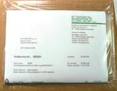 vložimo v vrečko, na samolepilni strani odstranimo zaščitni papir ter namestimo na paket.