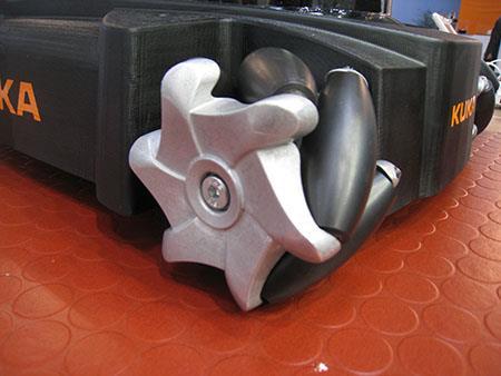 2 Τροχοί του kuka youbot / sweedish wheels Ο ελεγκτής που έχει υλοποιηθεί από την κατασκευάστρια εταιρεία δίνει την δυνατότητα να ελέγχεται η πλατφόρμα στέλνοντας εντολές ταχύτητας ως προς το πλαίσιο
