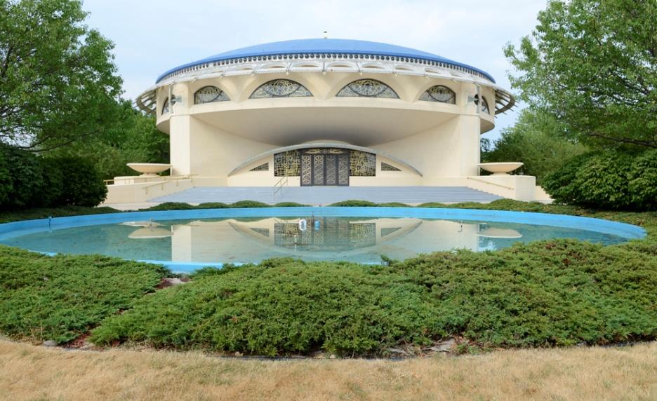 Ο ναός του Ευαγγελισμού της Θεοτόκου του Milwaukee, Frank Lloyd Wright Σταυρός εγγεγραμμένος σε κύκλο με τις κεραίες του σταυρού να καταλήγουν σε τέσσερα μεγάλα υποστυλώματα που στηρίζουν όλο τον ναό.