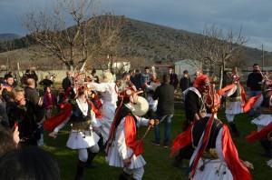 3. Ταυτότητα: Ευετηριακό και ψυχαγωγικό έθιμο του Δωδεκαημέρου (Χριστούγεννα έως Θεοφάνια) με χορευτική, θεατρική και μουσική ομάδα σε παράλληλη δράση, προερχόμενο από την ορεινή Τραπεζούντα, που