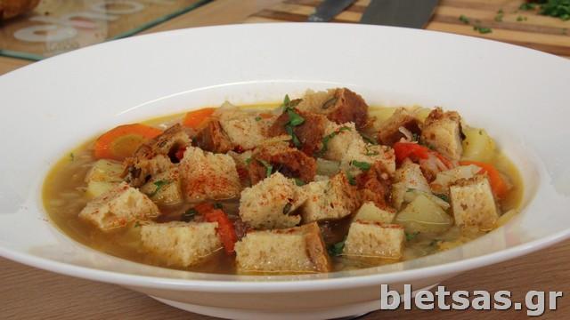 Προσθέτεις λίγο λαδάκι, αλάτι και νερό και το αφήνεις να βράσει.
