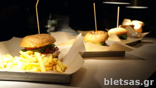 Σαν εστιατόριο τα PAX Burgers, ανήκουν σε μία κατηγορία που βρίσκεται ανάμεσα στo fast food και στο casual dining.