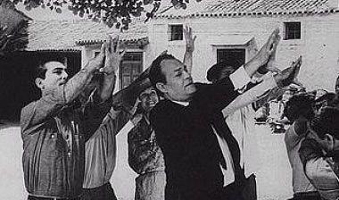 δειλά. Από το 1915 έως και το 1937 που θεσπίζεται ο νόμος για τον κινηματογράφο, ξεχωρίζουν προσπάθειες κινηματογραφιστών να προσεγγίσουν όλο και περισσότερο κοινό.