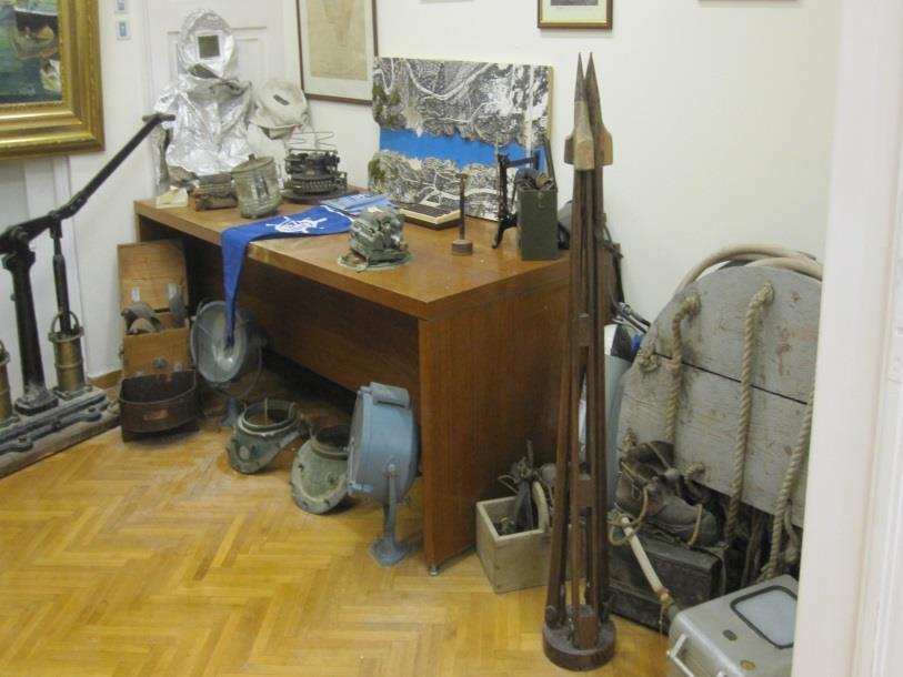 Ανεπαρκής μουσειογραφική προσέγγιση και ομαδοποίηση των αντικειμένων Απουσία εκθεσιακών τεχνικών παρουσίασης / σωστής στήριξης/