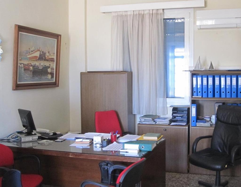 Επίσης οι βοηθητικοί χώροι δεν ακολουθούν προδιαγραφές κανονισμών υγιεινής, π.χ. η αυτοσχέδια κουζίνα.