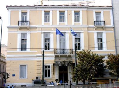 Μεταπολεμικά, και ενώ γίνονταν έντονες προσπάθειες για εύρεση κατάλληλης στέγης, ενοικιάστηκε προσωρινά ένα οίκημα στην οδό Βασιλίσσης Αμαλίας, η Στέγη Απόρων Κορασίδων, όπου λειτούργησε μία πρόχειρη