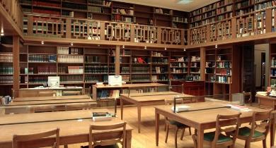 Αρχικά Ανάκτορα του Όθωνα και του Γεωργίου, μετατράπηκε έναν αιώνα μετά την κατασκευή του σε Κτήριο της Βουλής και της Γερουσίας.