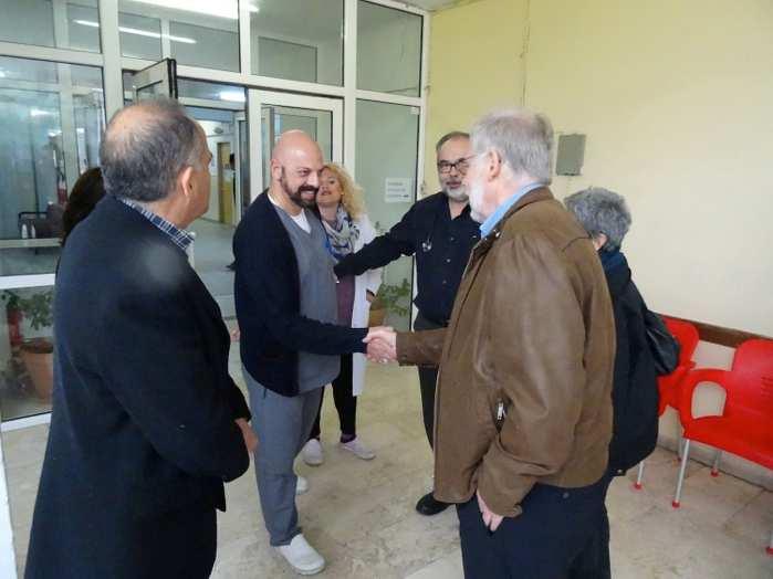 ηλεκτρικές κλίνες, µαζί µε στρώµατα, κοµοδίνα και κλινοσκεπάσµατα από το Ρόιτλινγκεν στον διευθύνοντα ιατρό του Κέντρου Υγείας Θάσου, ρ. Αγγελόπουλο.