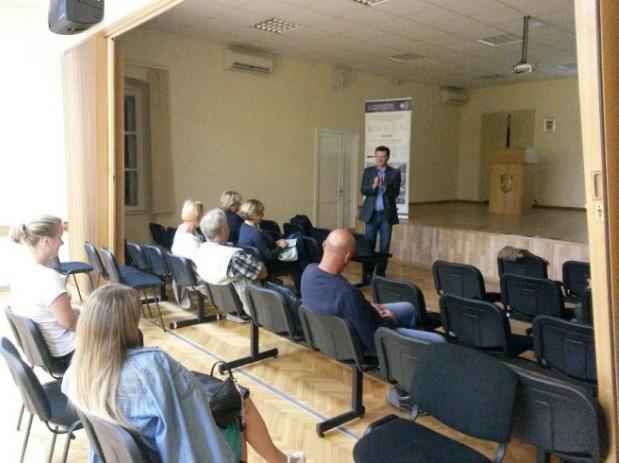 Το συνολικό κόστος, η εξοικονόμηση και η μείωση του κόστους της ηλεκτρικής ενέργειας κατά τη διάρκεια του έτους, όταν φωτοβολταϊκά συστήματα έχουν εγκατασταθεί στη στέγη συστήματα αυτά, αφού σε
