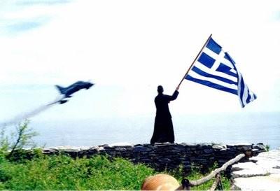"Κάθε μέρα, όταν ακούω τον θόρυβο των αεροπλάνων, πετιέμαι από το κελί μου. Βγαίνω έξω και κυματίζω την Ελληνική σημαία.